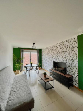 Verde, amplio apartamento con terraza y piscina.